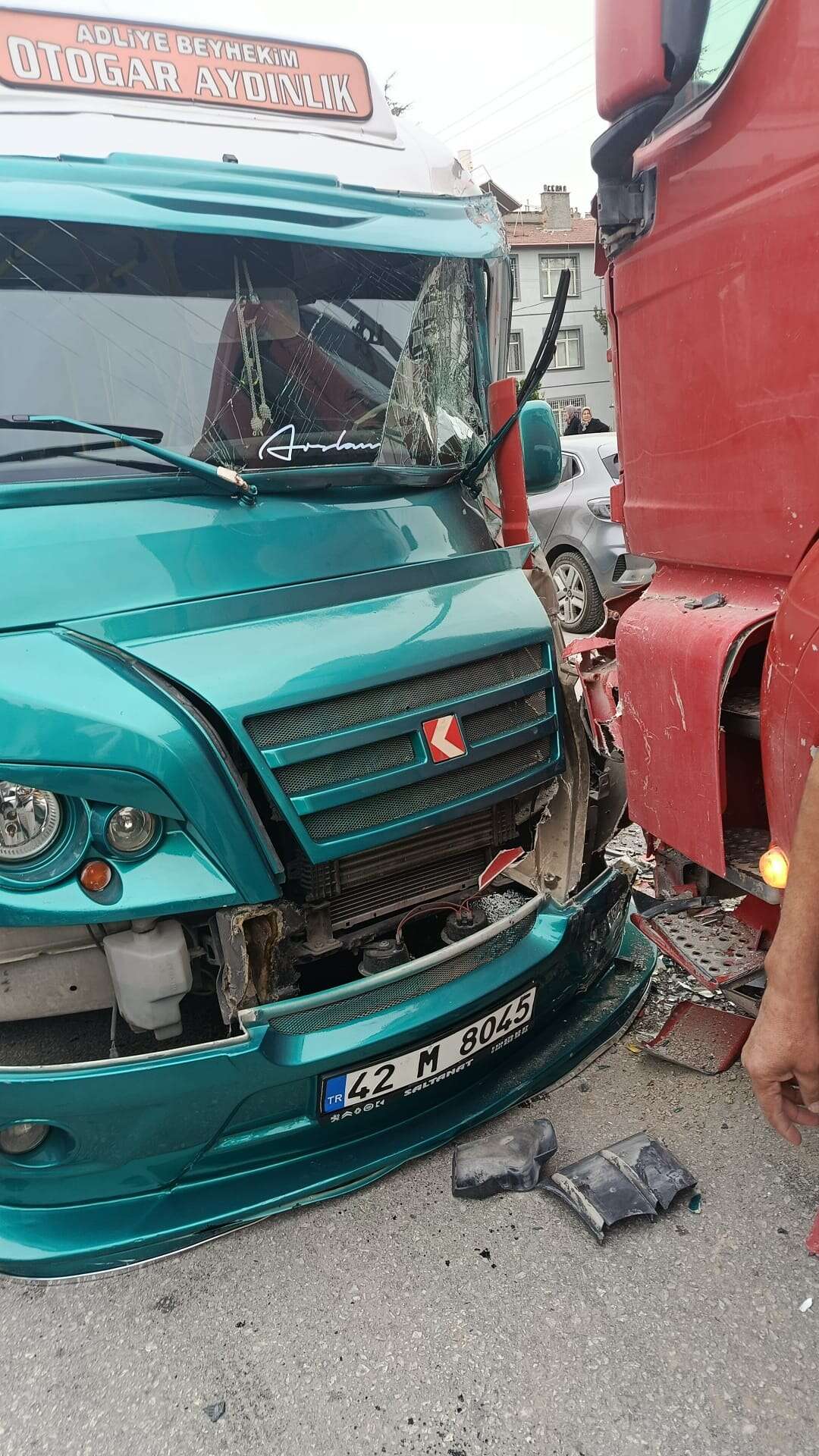 Konya’da 10 kişinin yaralandığı dolmuş kazasının görüntüleri ortaya çıktı 4